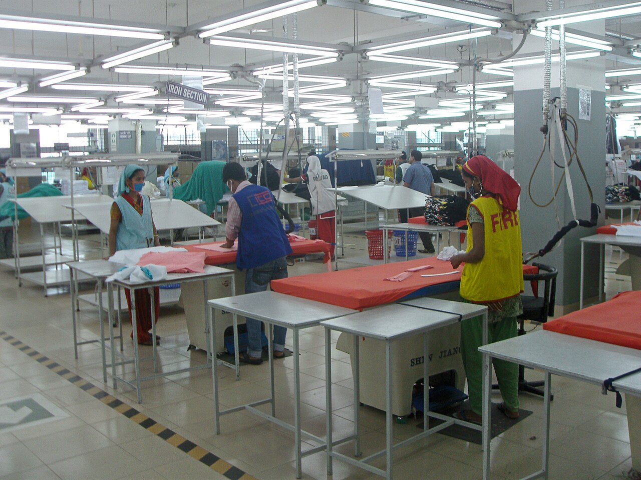 孟加拉国成衣工厂的T恤熨烫工位,2012年