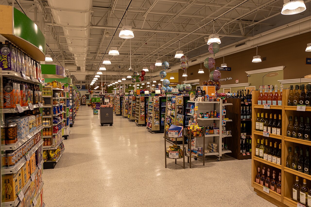 美国Orlando The Grove Publix超市的收银与商品区，2025年