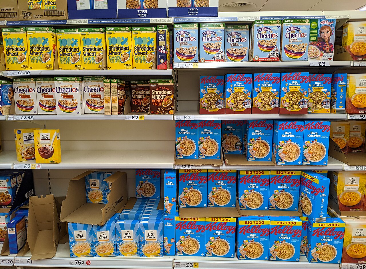 Tesco超市盒装谷物早餐商品货架,2020年