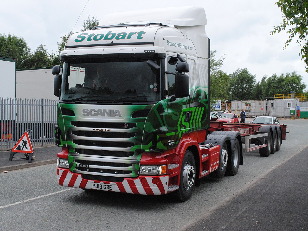 2013年7月英国 Widnes 的 Eddie Stobart Scania R440及集装箱底盘车,车牌PJ13 GBE、车号H6672