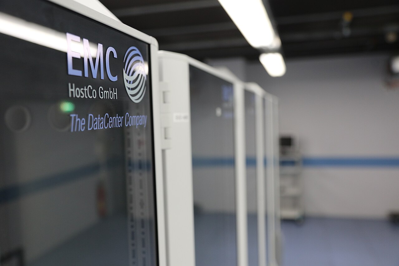 原资料标注2018年6月的机房机柜，可见 EMC HostCo GmbH 标识，地点未详