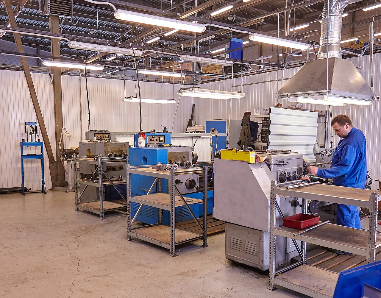 2018年5月 Reikanen 生产车间的车床工位与操作者,具体城市未详