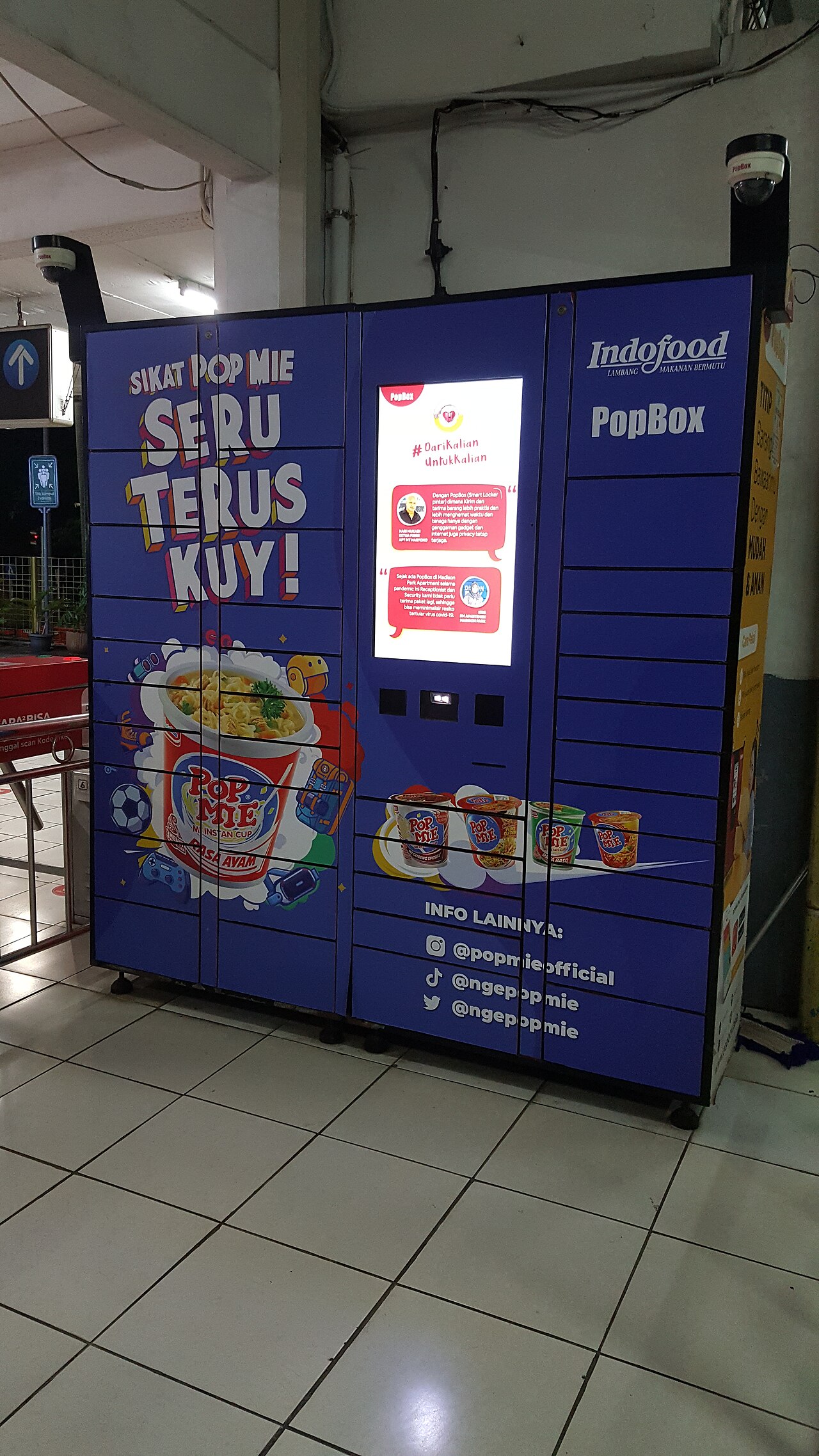 印度尼西亚Universitas Indonesia车站的PopBox包裹柜，2022年