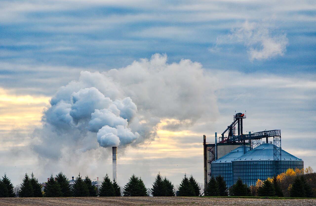2021年美国Minnesota Atwater的Bushmills Ethanol工业烟囱及周边农田