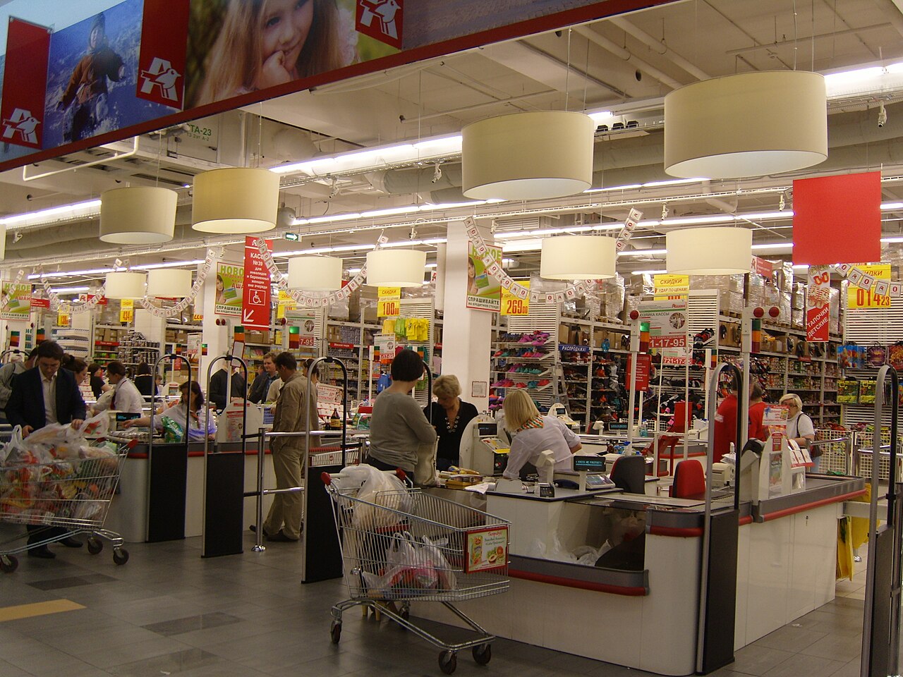 2010年俄罗斯Moscow Auchan Troyka的收银及商品区