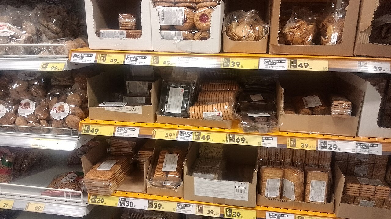 2026年俄罗斯商店的袋装饼干商品货架