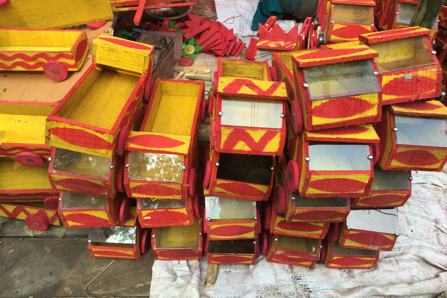 孟加拉国传统手工木制玩具卡车,具体拍摄地点未详