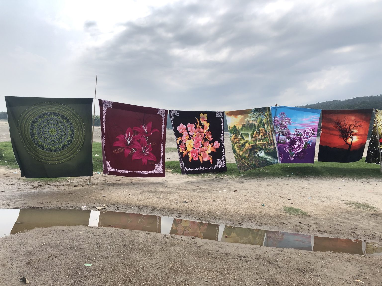 晾绳上展示的大幅彩色印花布