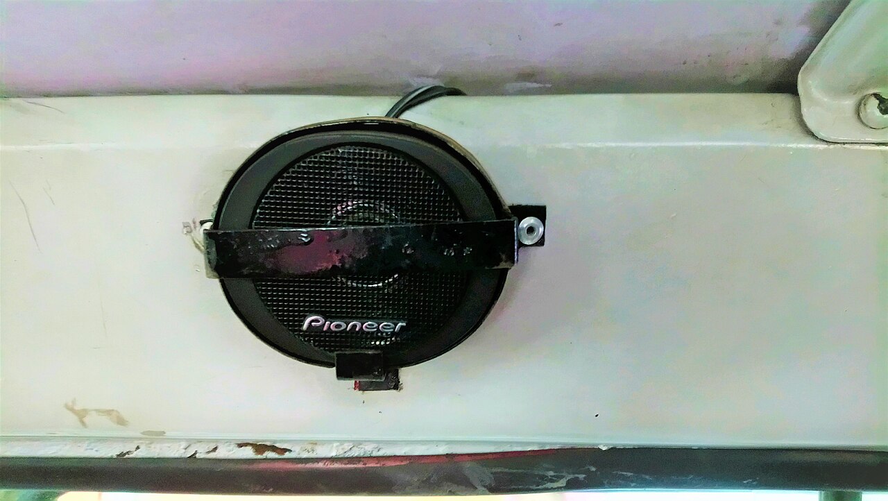 2020年10月17日,Matatu 客车内安装的 Pioneer 扬声器及金属固定条,具体地点未详