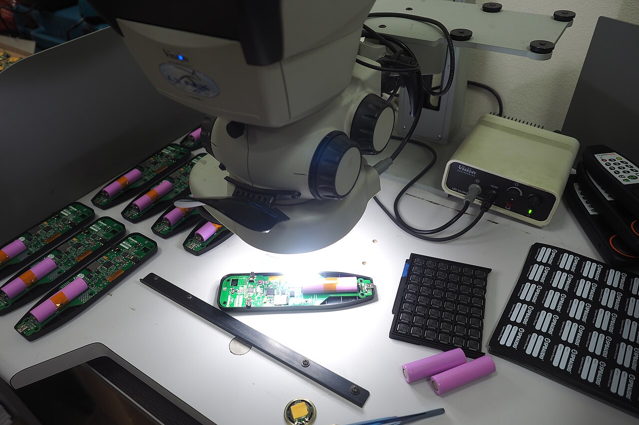 2019年10月25日,SPBAUDIO 音频导览器生产工作台上的电路、机壳及工具,拍摄地点未详