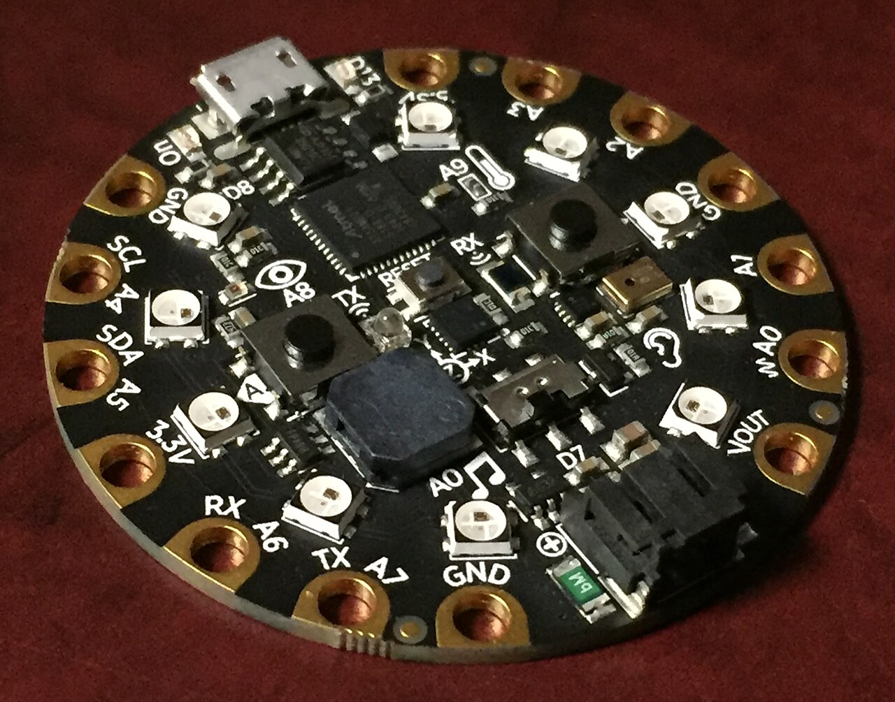 2021年11月11日,未接电的 Adafruit Circuit Playground Express Developer Edition 开发板实物,地点未详