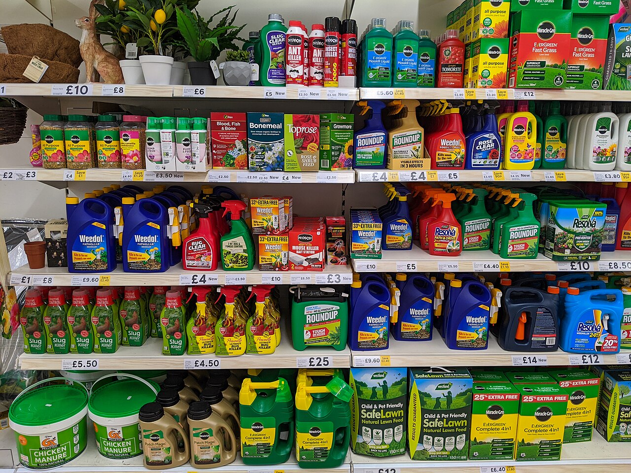 2020年8月1日，英国 Tesco 超市的园艺肥料、除草等用品货架，具体门店未详