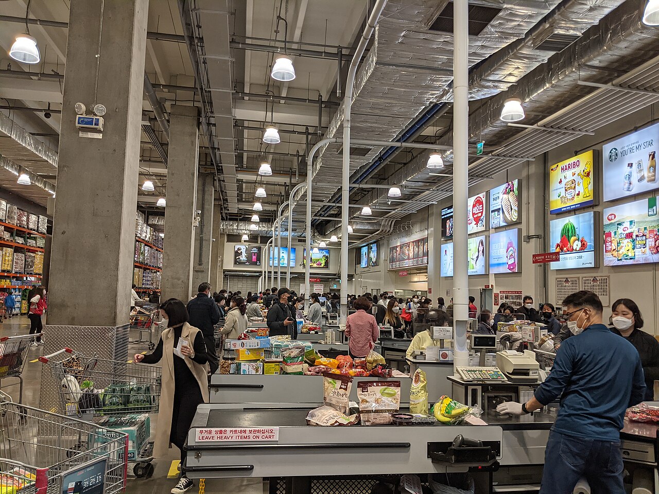 韩国首尔Costco超市收银与商品区,2021年10月29日