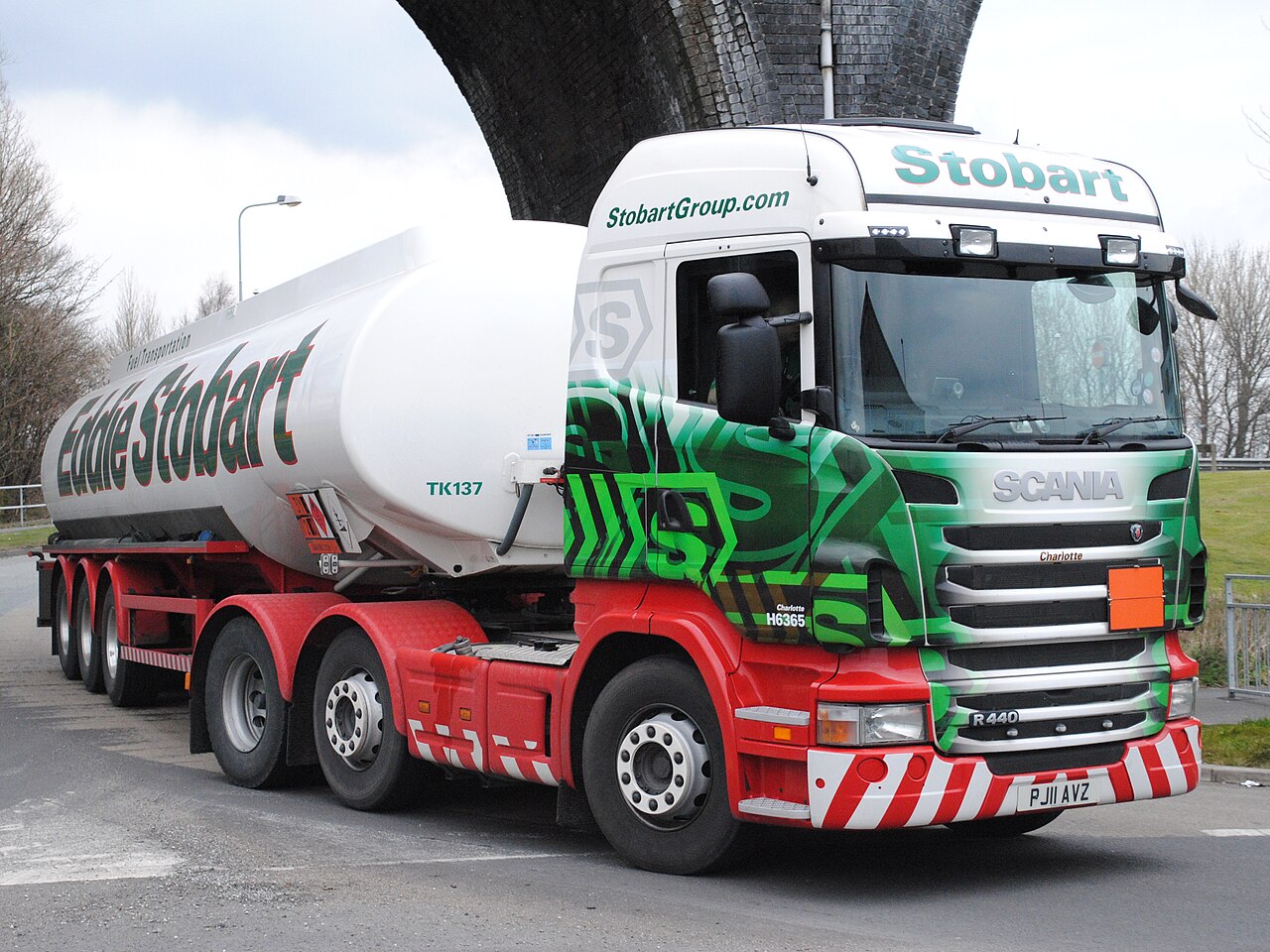 英国Widnes的Stobart Scania R440罐式运输组合,牌照PJ11AVZ、车号H6365,2013年3月20日