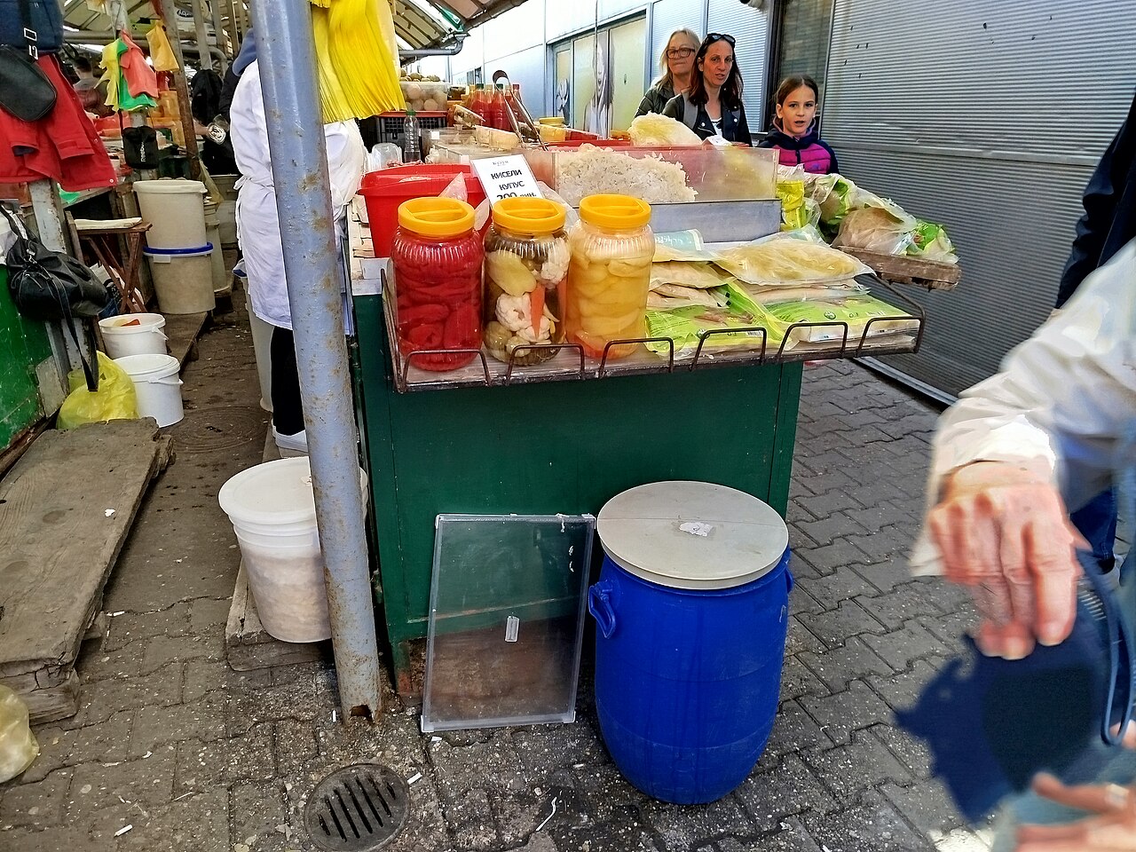 塞尔维亚Novi Sad的Futoška传统市场食品摊位,2026年3月7日