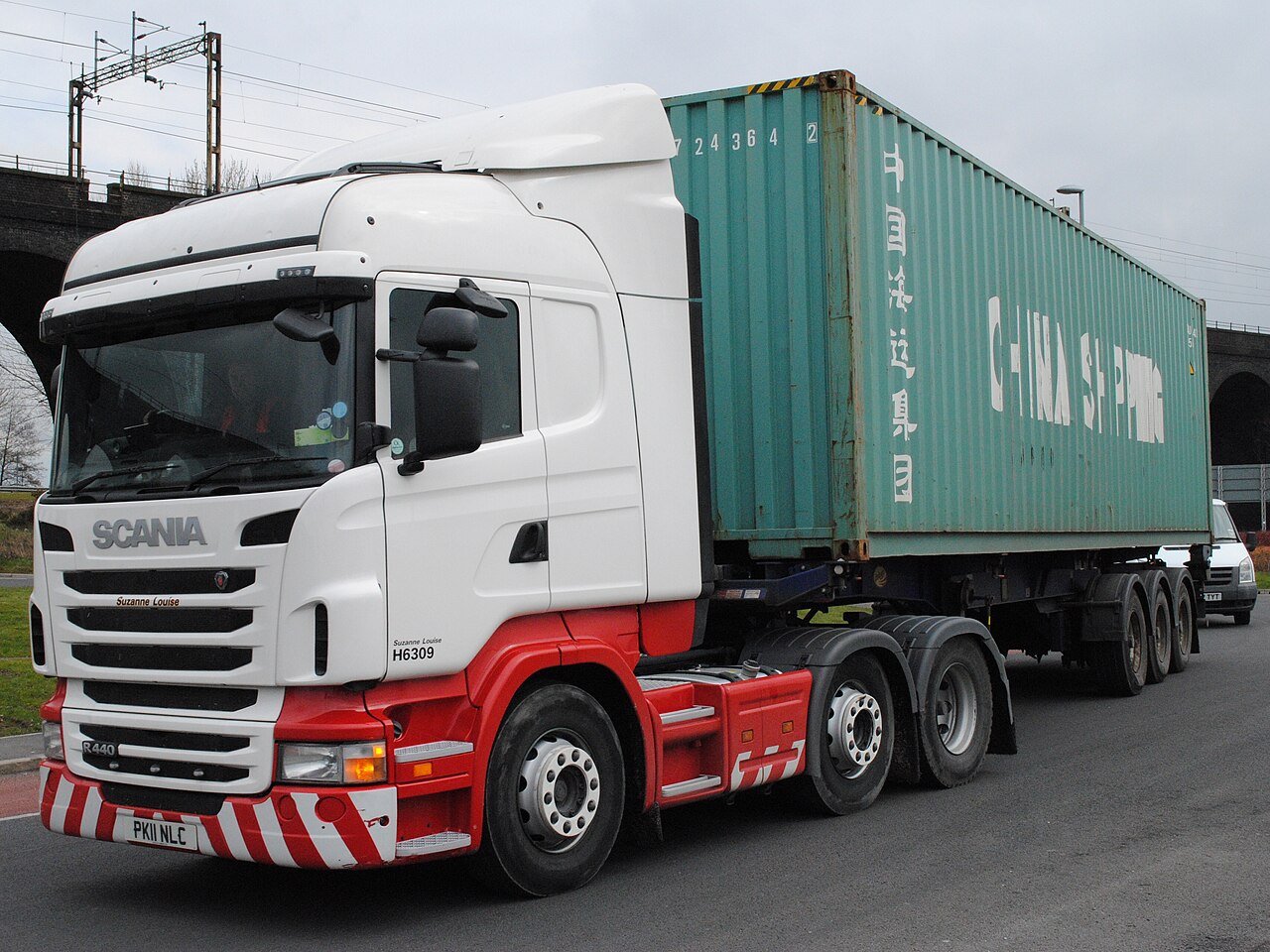 英国Widnes的Stobart Scania R440集装箱运输组合,牌照PK11NLC、车号H6309,2013年3月20日