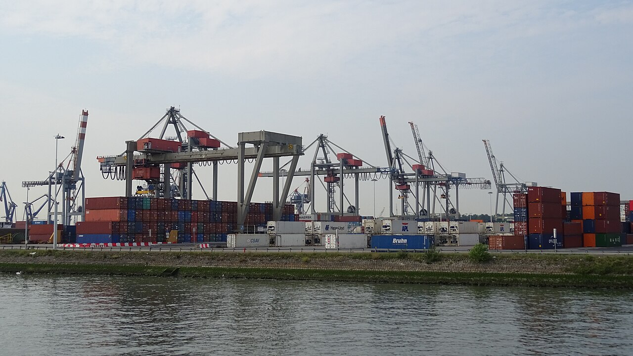 荷兰鹿特丹港Waalhaven六码头的集装箱设施与起重机（真实资料图）