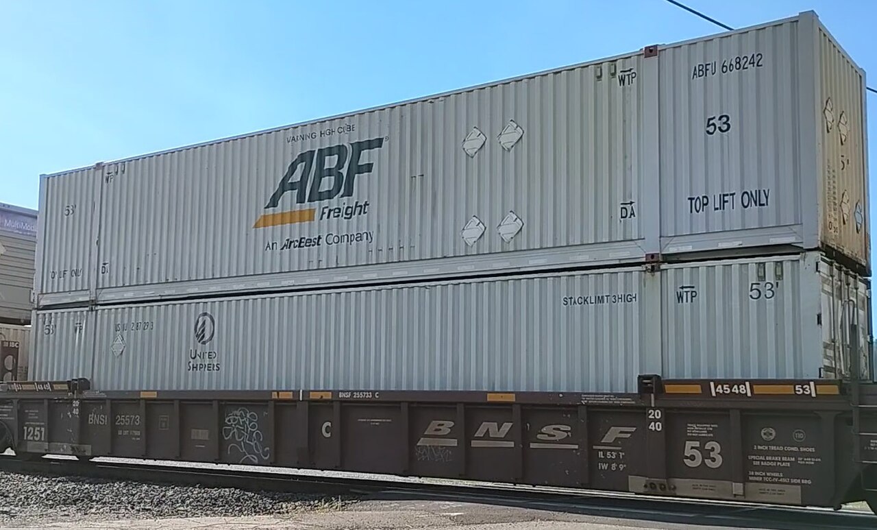美国Spokane的双层集装箱货运列车（真实资料图）