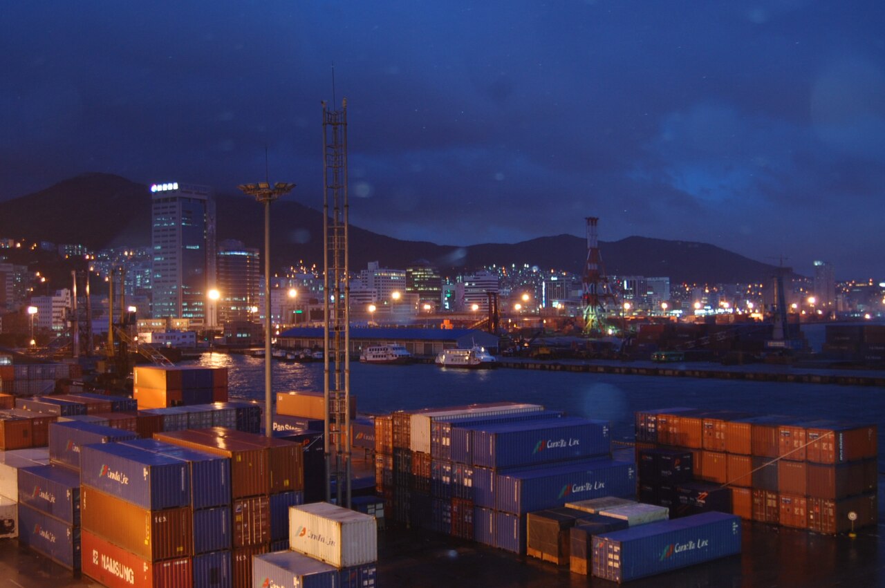 韩国釜山港集装箱货运码头的夜间场景(真实资料图)