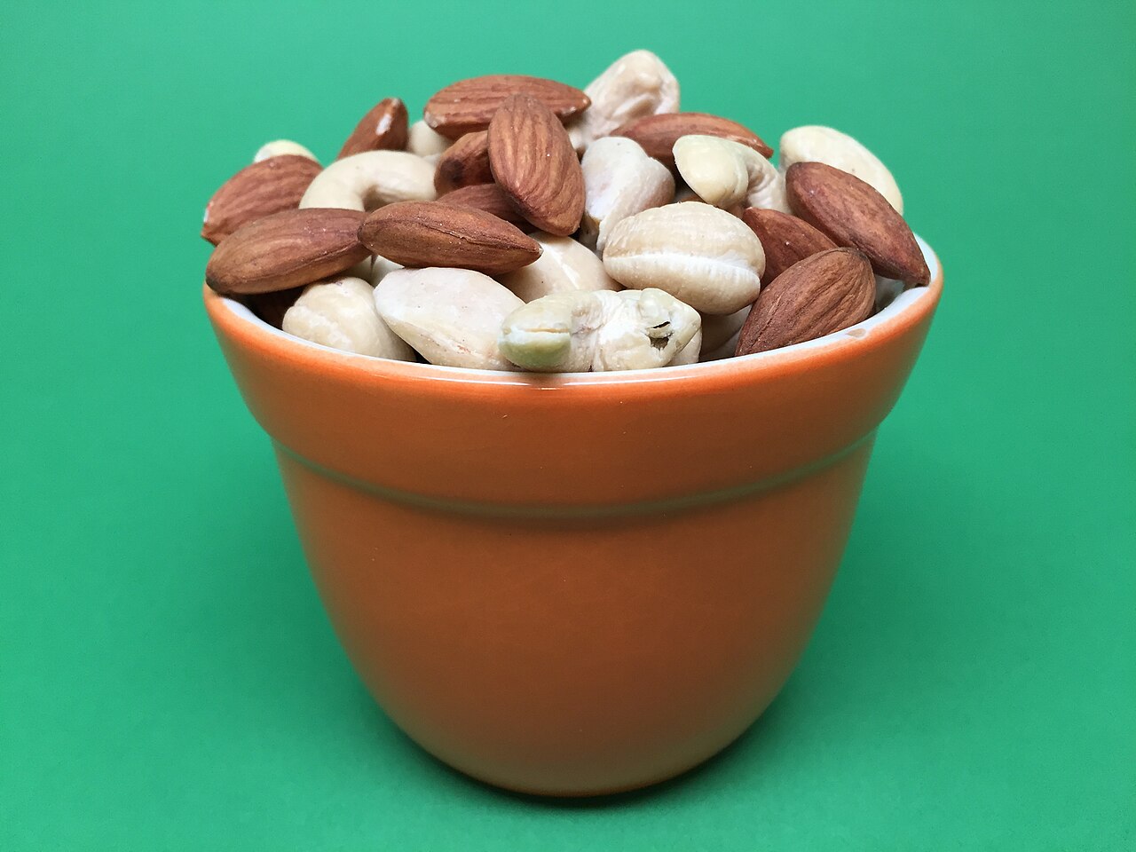 碗中腰果和杏仁等坚果的实物资料照片（真实资料图）