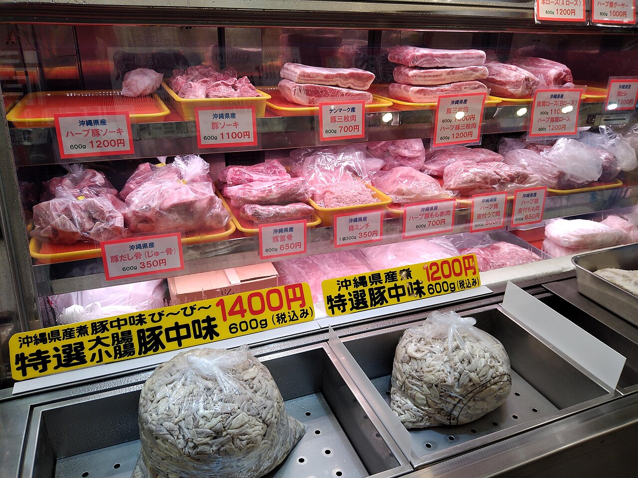 日本Makishi第一公设市场的猪肉摊位（真实资料图）