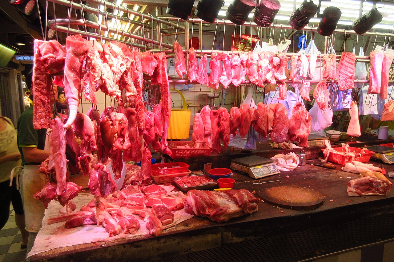 香港秀茂坪市场的鲜猪肉摊位（真实资料图）