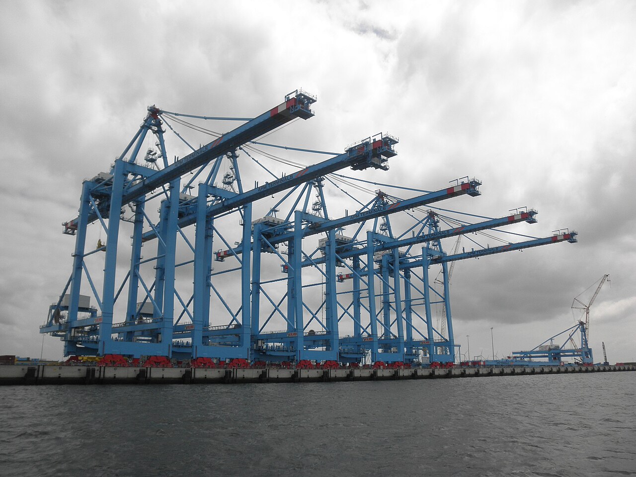 荷兰鹿特丹港Maasvlakte集装箱码头的岸桥群（2014年资料）（真实资料图）