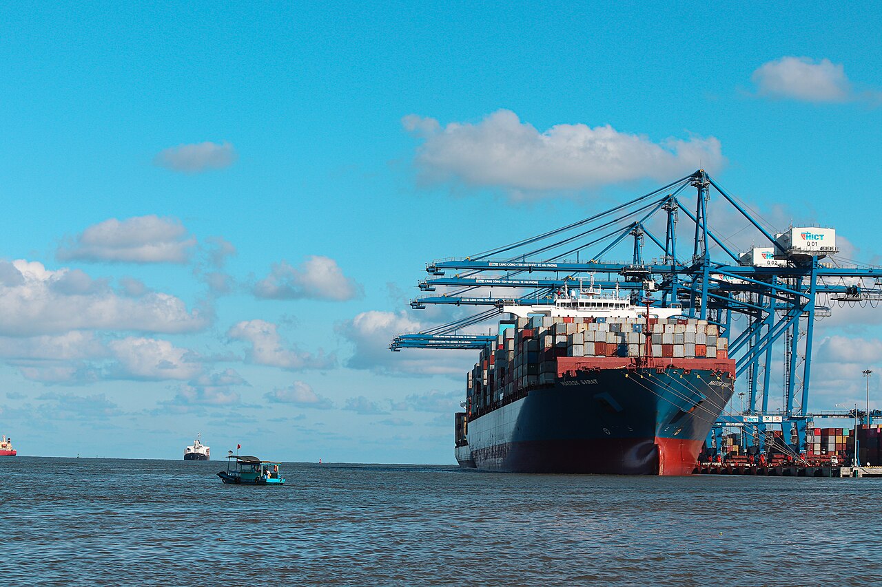 越南海防国际集装箱码头靠泊的Maersk Sarat集装箱船（2022年资料）（真实资料图）