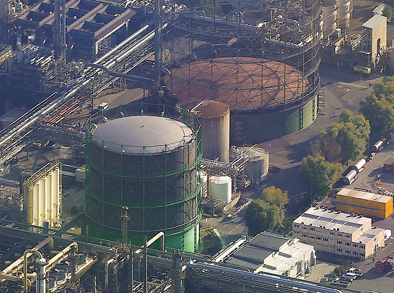 2020年9月德国路德维希港BASF厂区的两座伸缩式工业储气罐（真实工业资料图）