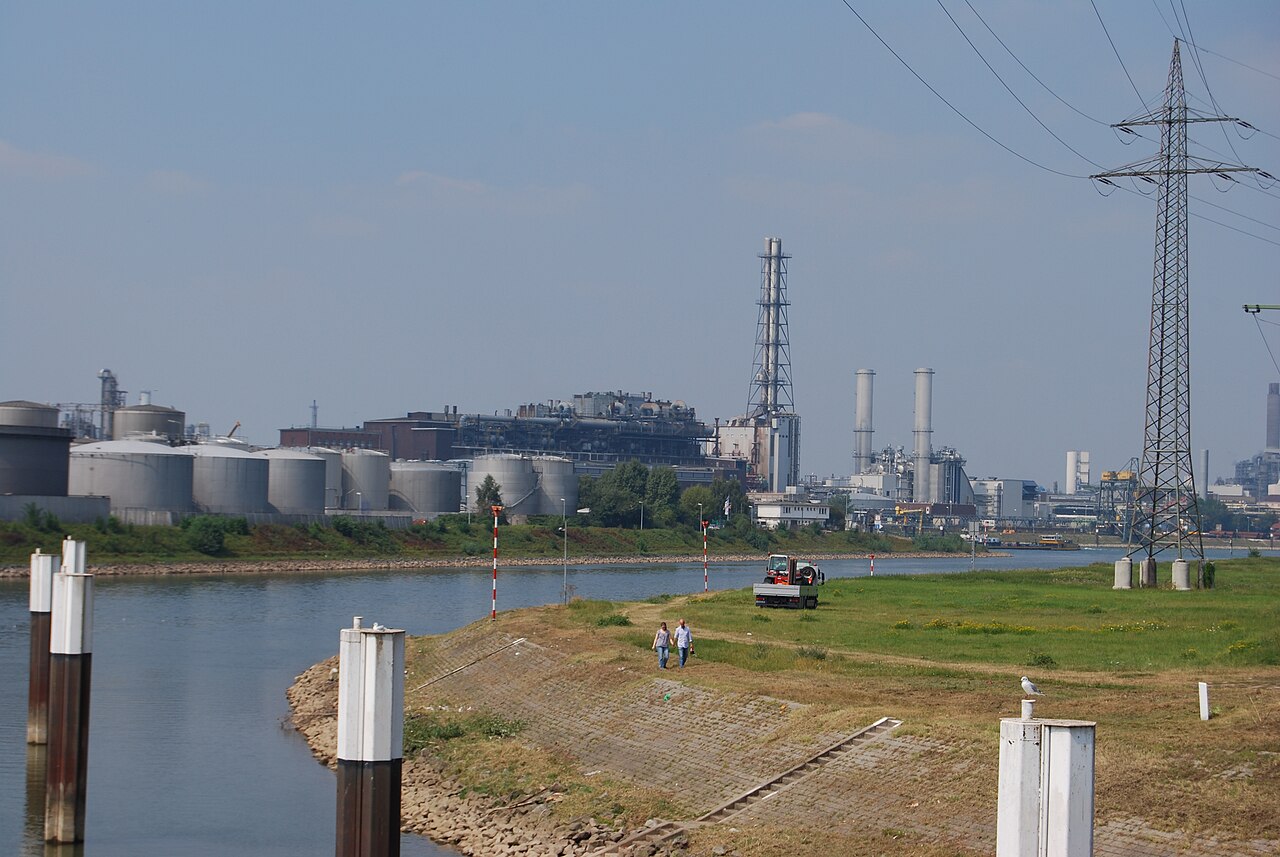 2009年8月德国路德维希港BASF化工厂区的储罐与工业建筑（真实工业资料图）