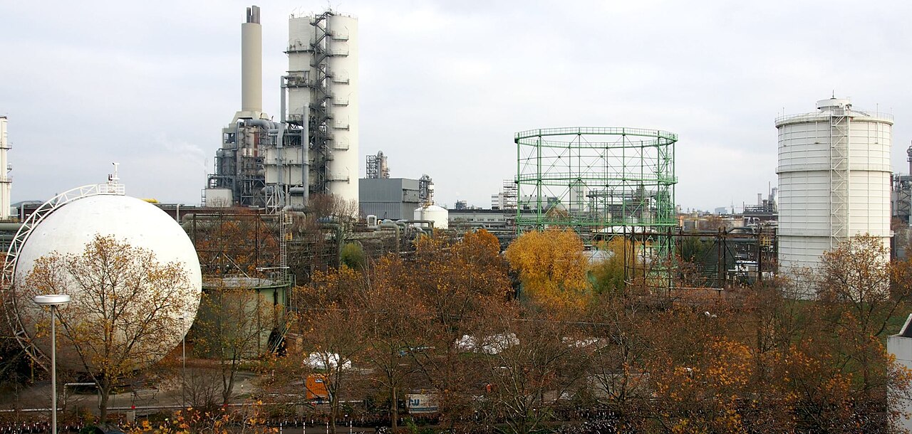 2021年11月德国路德维希港BASF厂区的球形及伸缩式等工业气体储存设施(真实工业资料图)