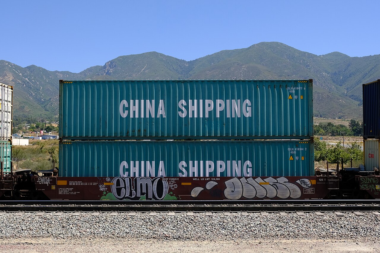 铁路平车上的China Shipping集装箱（真实资料图）