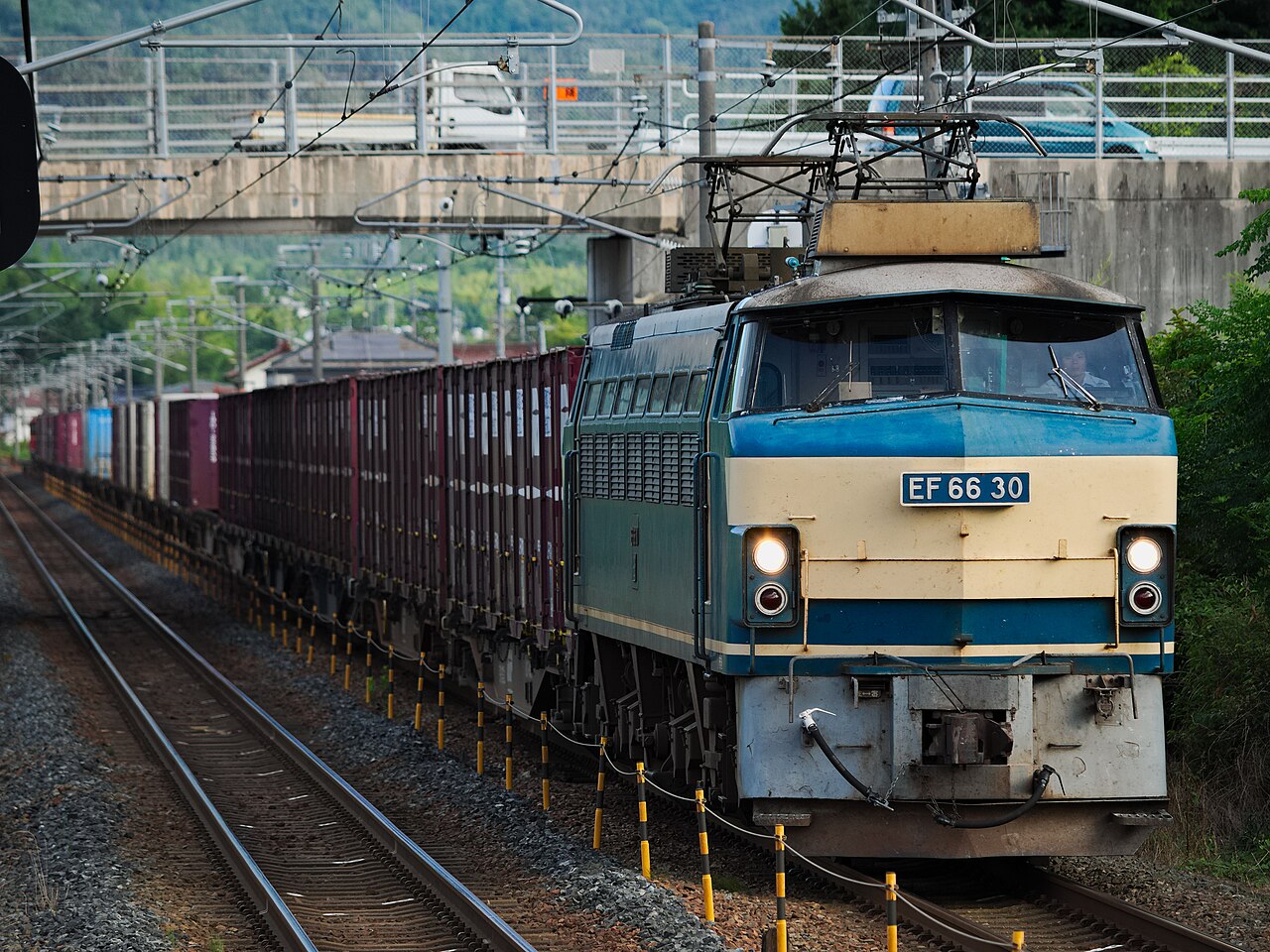 EF66 30号机车牵引的5074次货运列车（真实资料图）