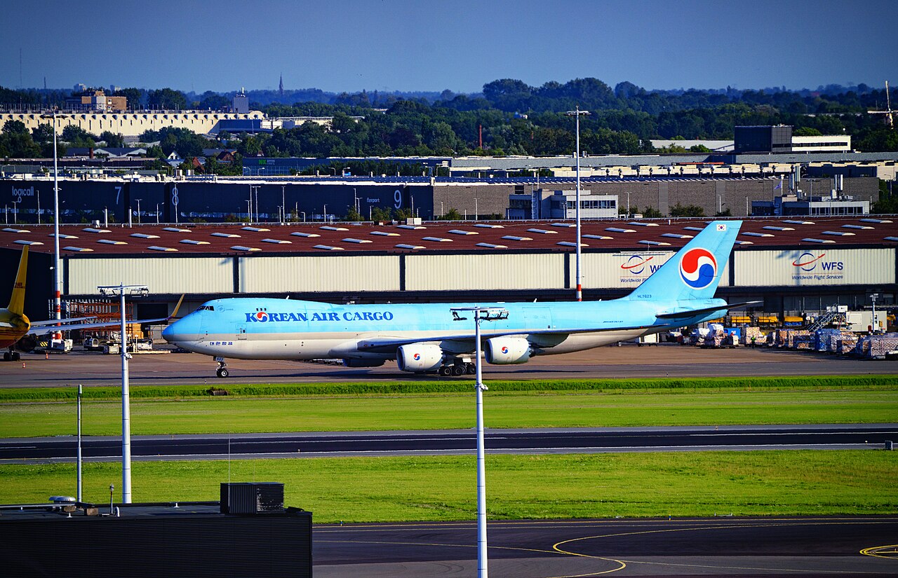 史基浦机场的大韩航空747货机（真实资料图）
