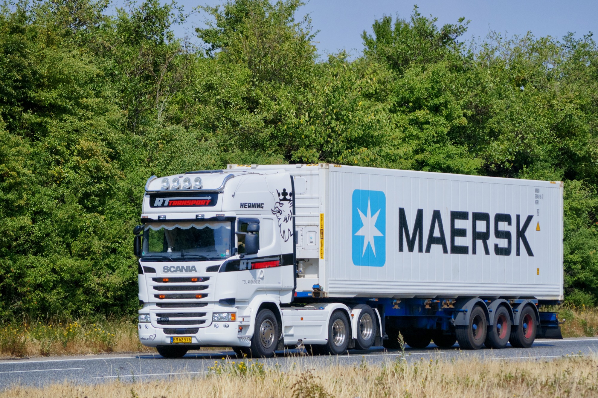 2018年7月18日丹麦Viby的501号公路上运输Maersk集装箱的Scania卡车（真实资料图）