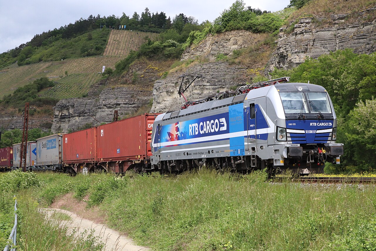 RTB Cargo机车牵引的集装箱货运列车（2025年资料）（真实资料图）