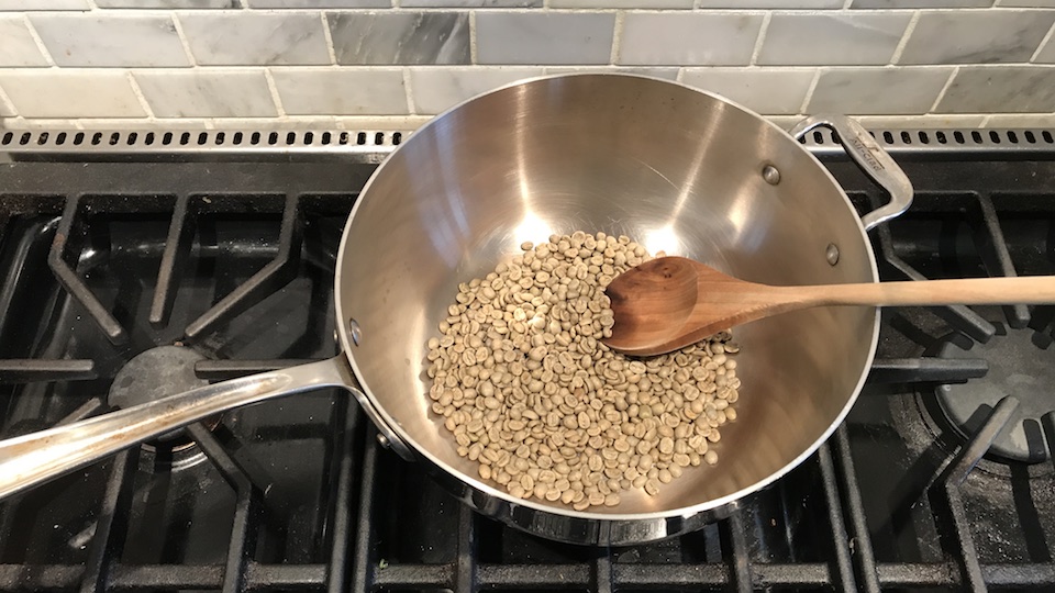 家用炉灶炒锅中烘焙完整咖啡豆的工序（真实资料图）