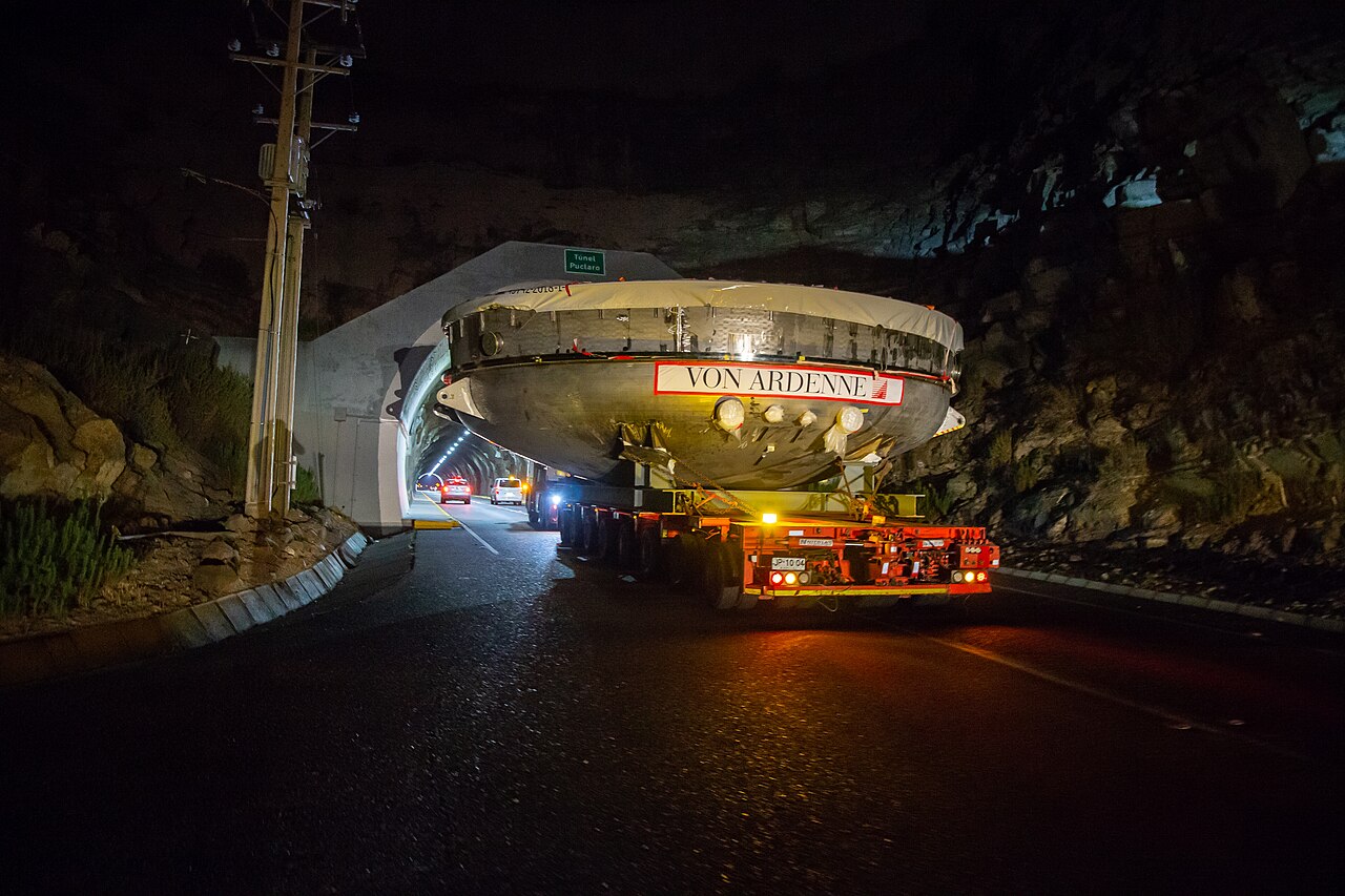 智利埃尔基河谷道路上运送LSST镀膜室的特种车辆（真实资料图）