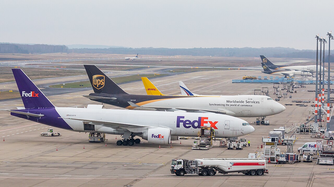 德国科隆波恩机场的FedEx波音777F与UPS波音747-400F货机(真实资料图)
