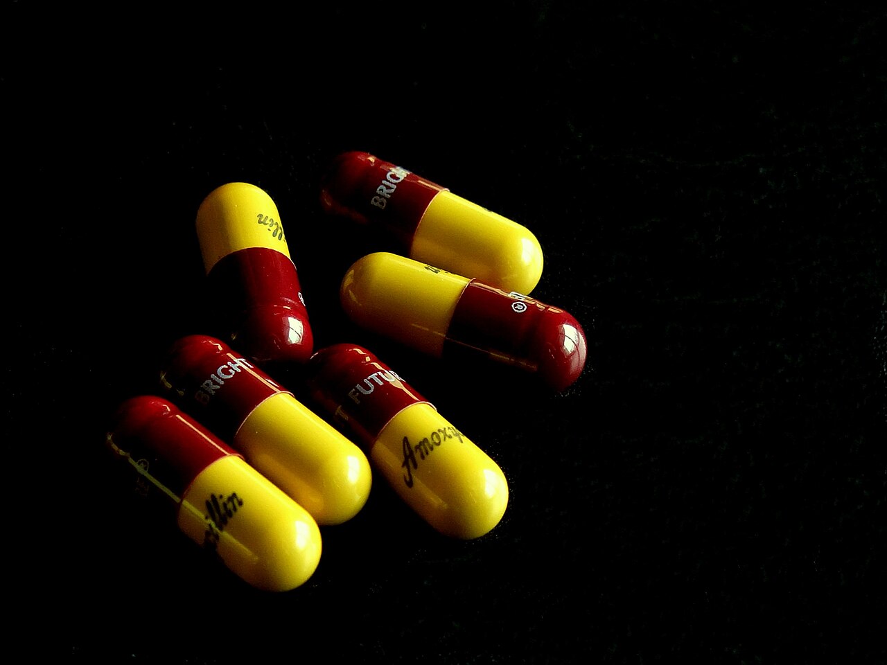 阿莫西林胶囊的近距离实物照片(真实资料图)