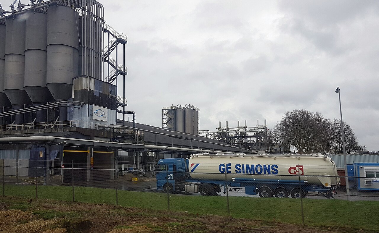 荷兰Geleen的Chemelot化工园区筒仓、管道与罐车(真实资料图)