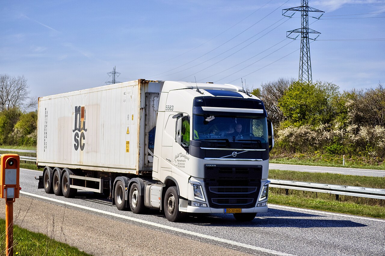 2017年5月2日丹麦Viby的501号公路上运输集装箱的Volvo卡车（真实资料图）