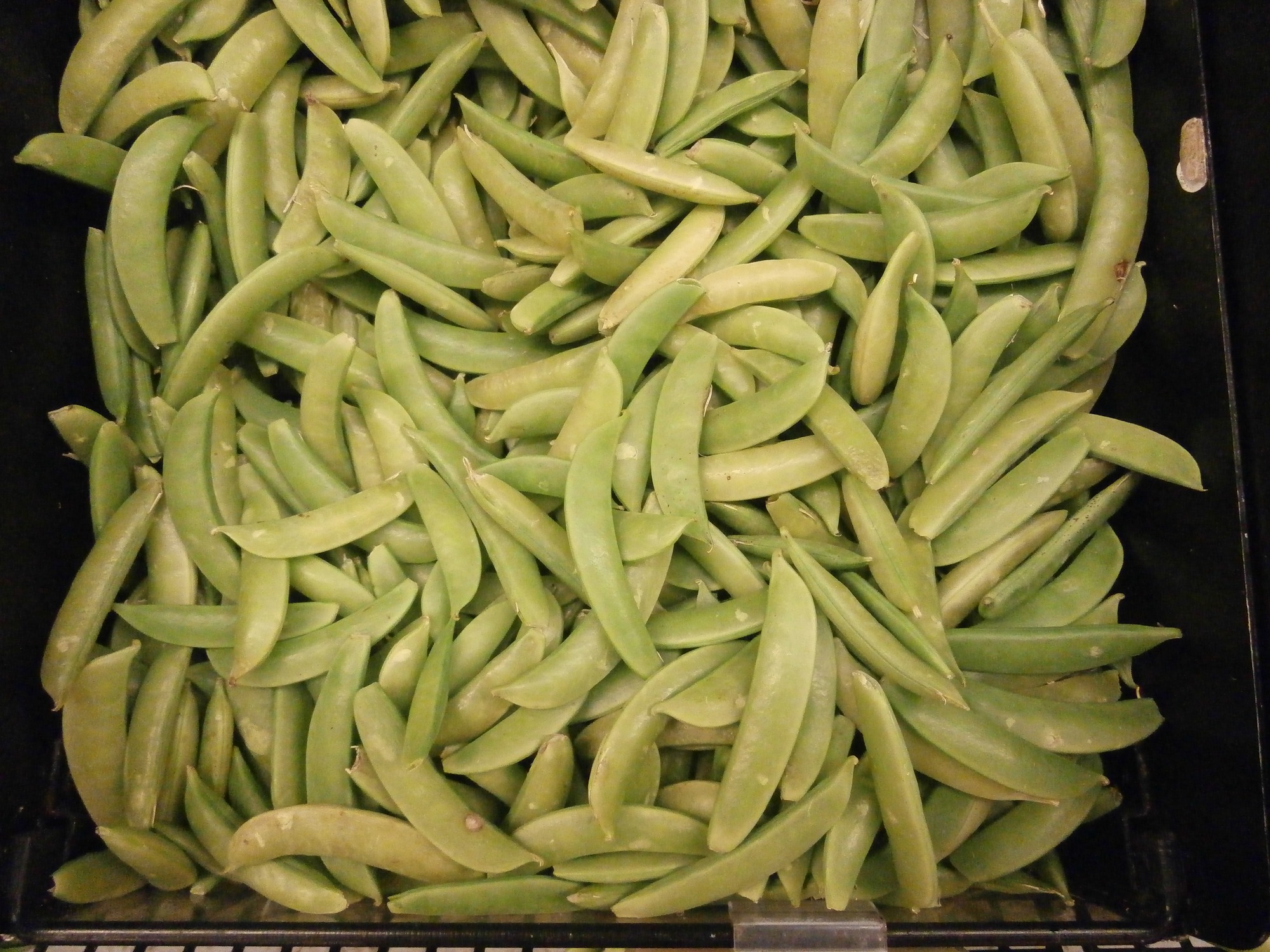杂货店货箱内待售的带荚豌豆(2013年资料)