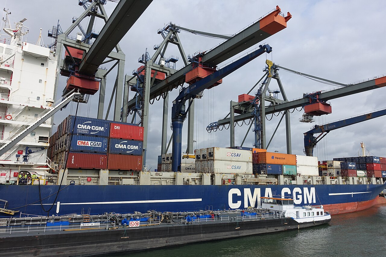 鹿特丹港CMA CGM集装箱船、岸桥及港内船艇（真实资料图）