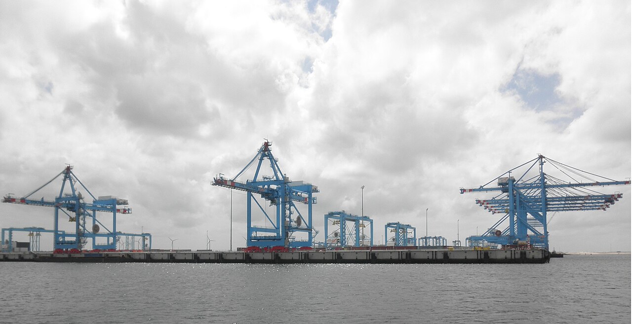 鹿特丹港APM Terminals Maasvlakte二期码头的岸桥（真实资料图）