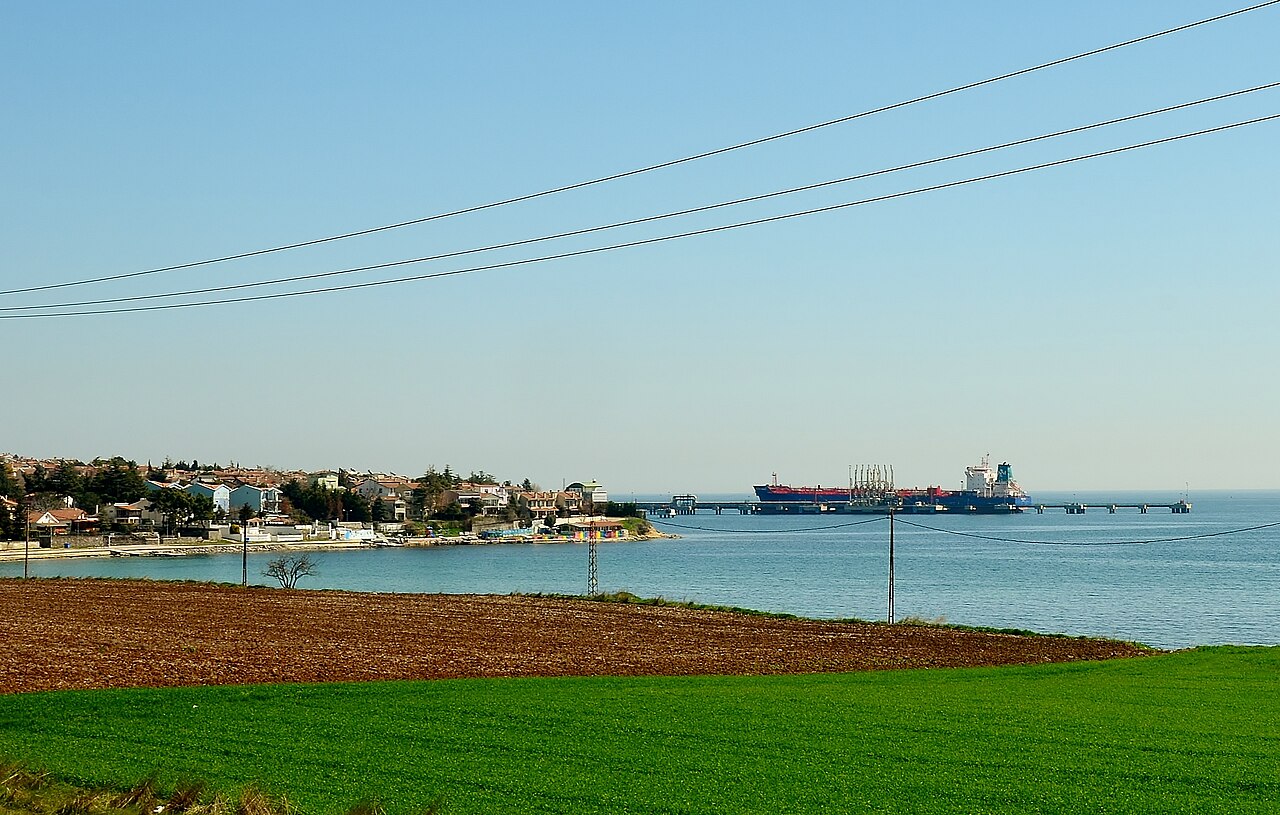 土耳其Marmara Ereğlisi LNG设施的码头与靠泊船舶远景(真实资料图)