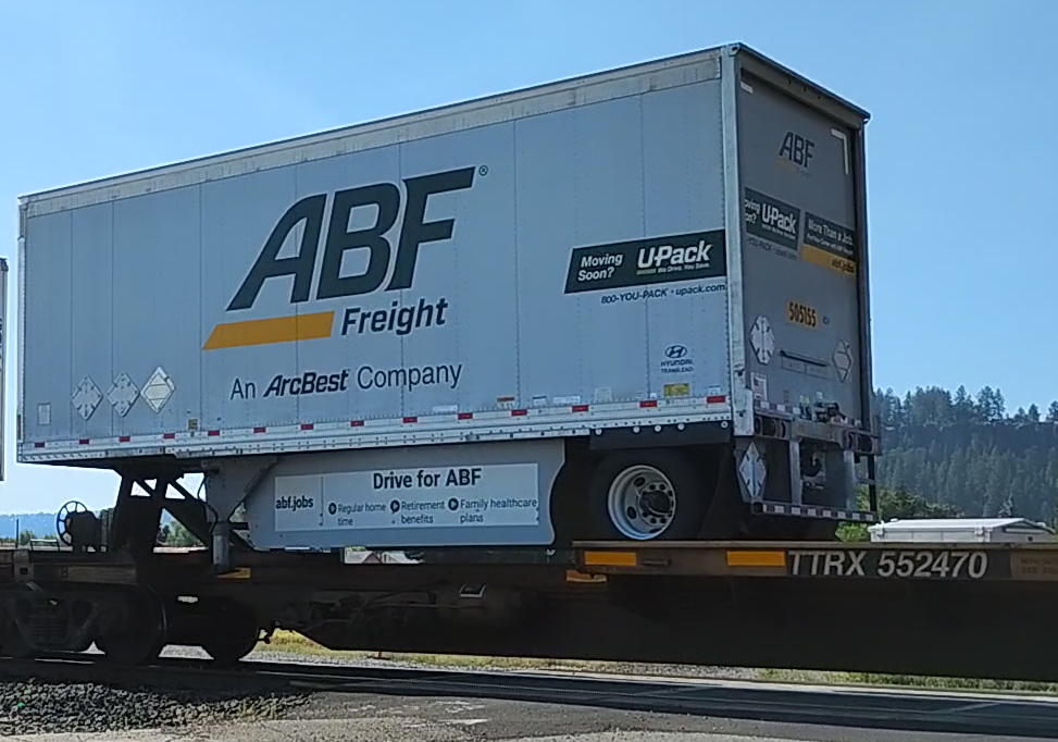 美国斯波坎铁路平车运输的ABF Freight半挂车（真实资料图）