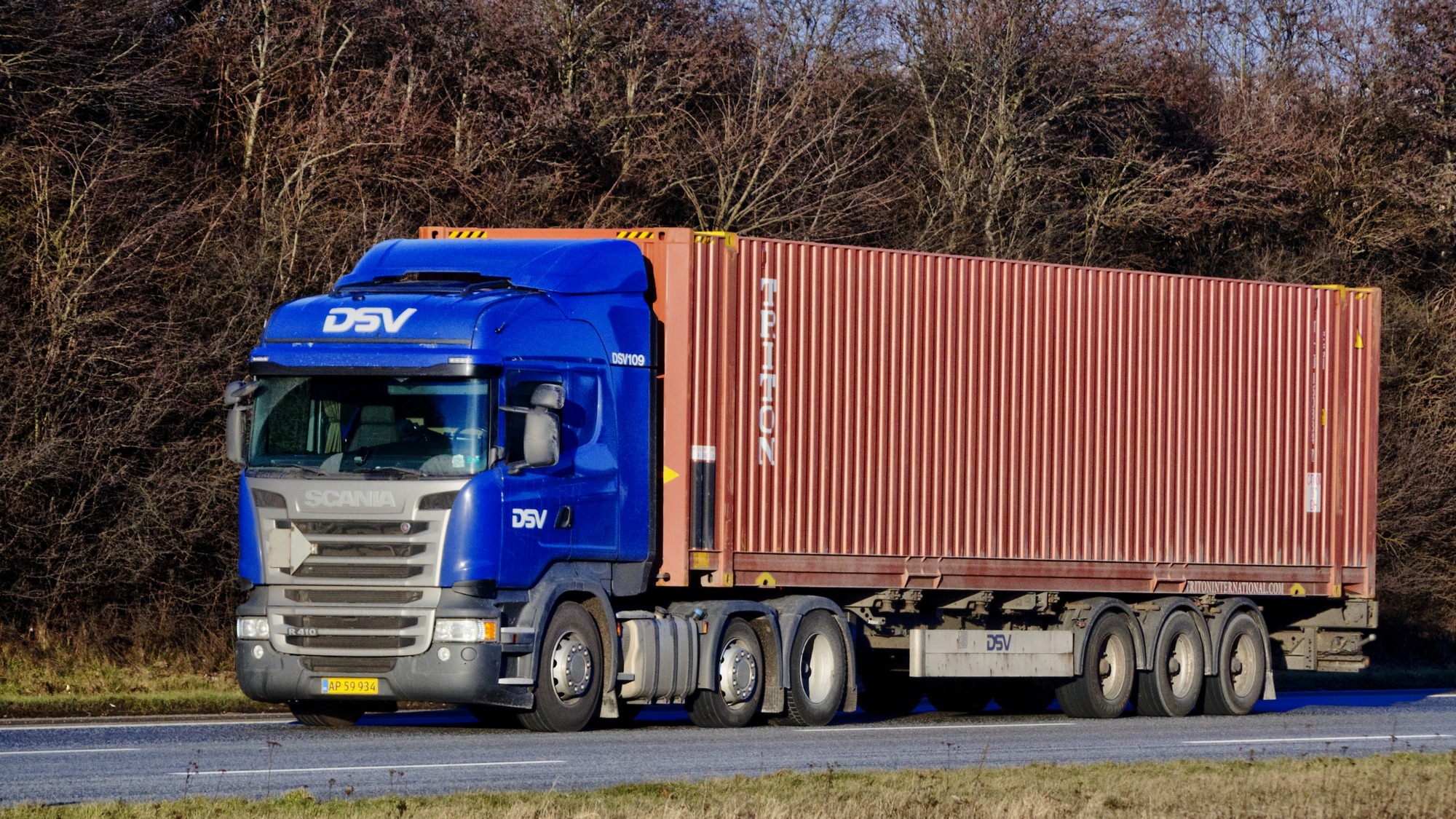 2018年2月14日丹麦Viby的501号公路上运输集装箱的DSV卡车（真实资料图）