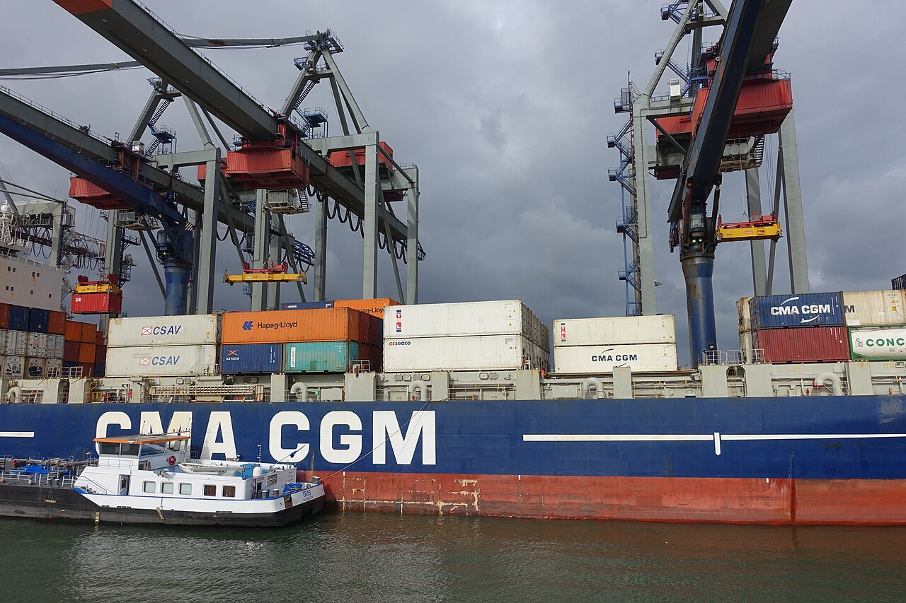 鹿特丹港CMA CGM集装箱船与码头装卸设施（真实资料图）