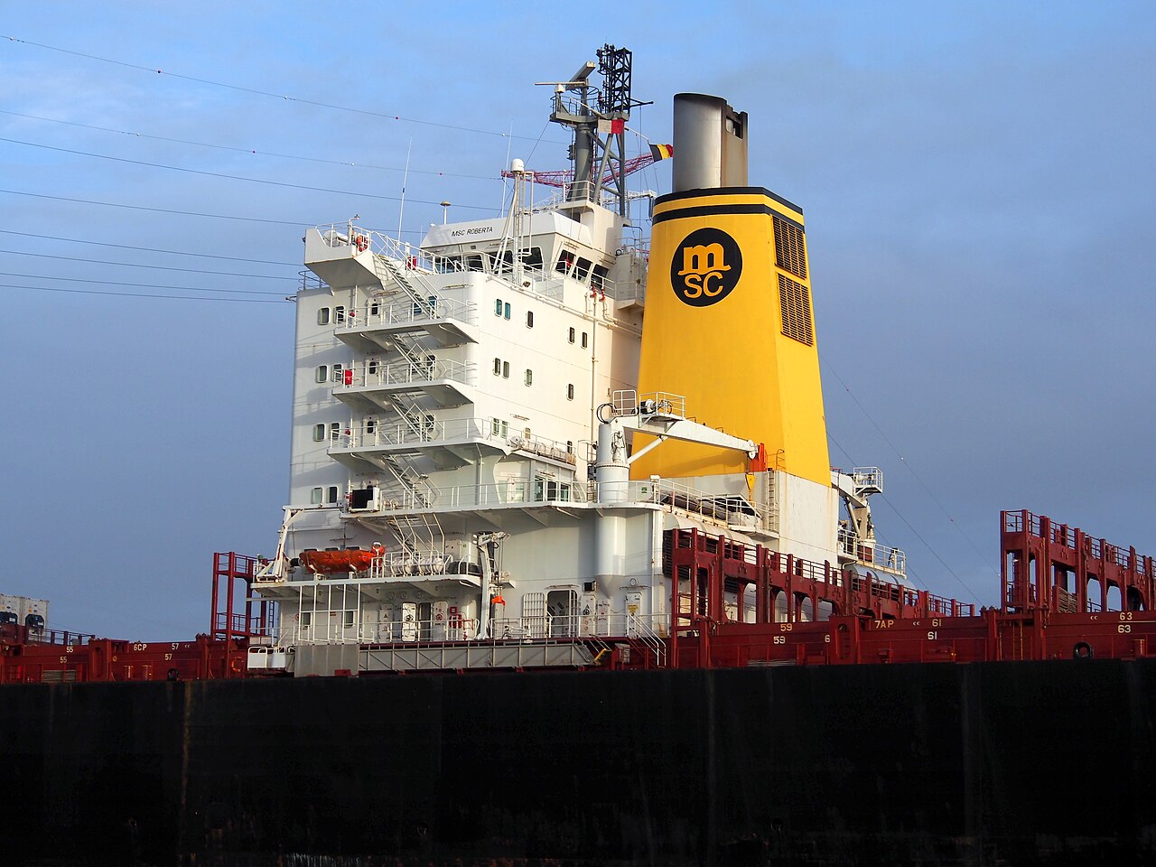 2015年11月安特卫普港MSC Roberta集装箱船的上层建筑与烟囱(真实资料图)
